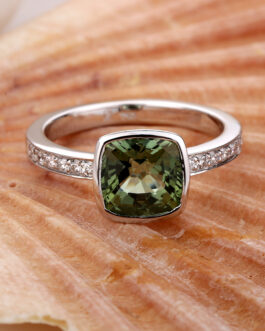 18 Kt White Gold Ring with White & Green Diamond