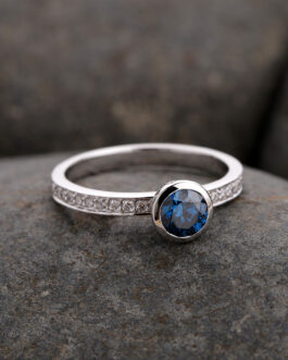 18 Kt White Gold Ring with White and Blue Diamond