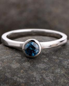 18 Kt White Gold Ring with Blue Diamond